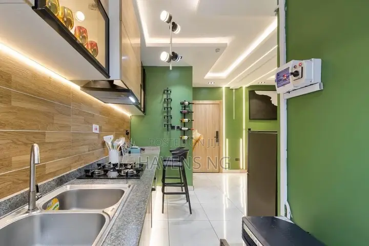 Alexa 1-Bedroom Apartment With Ps5 Ceiling Mirror in Ologolo