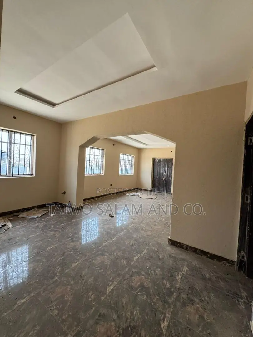 2bdrm Room & Parlour in Ibadan Polytechnic/University for sale in Ibadan Polytechnic/University