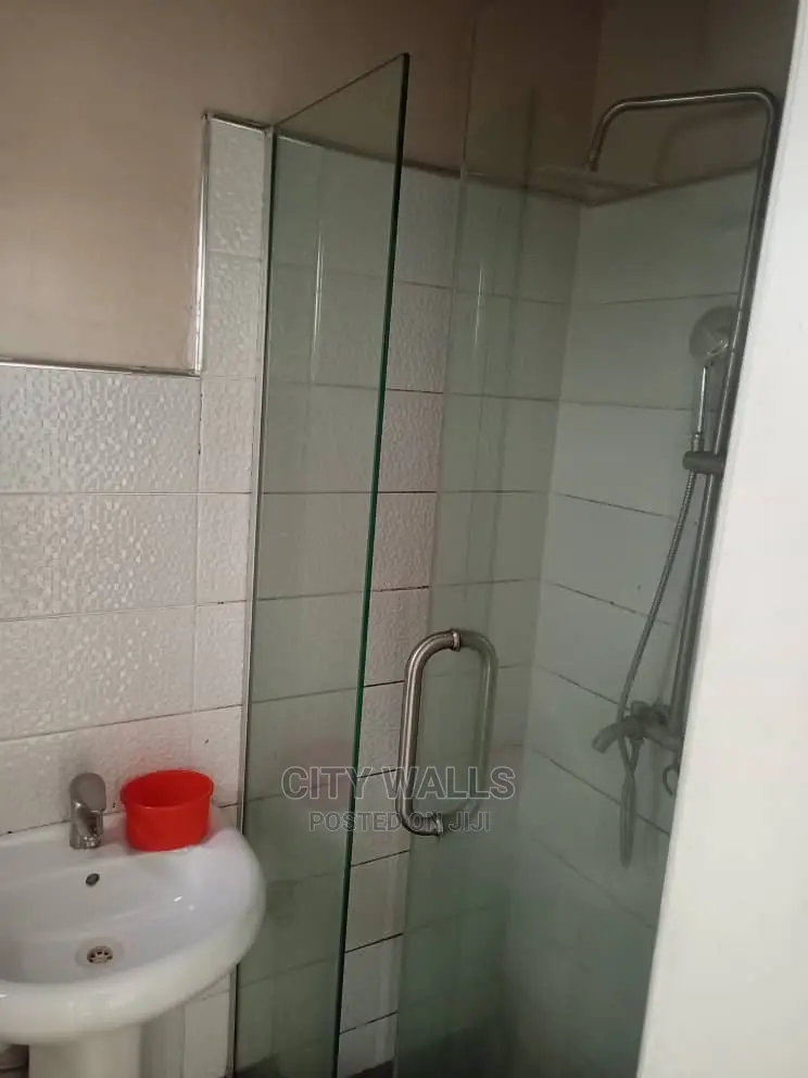 Mini Flat in Chevron for rent in Chevron