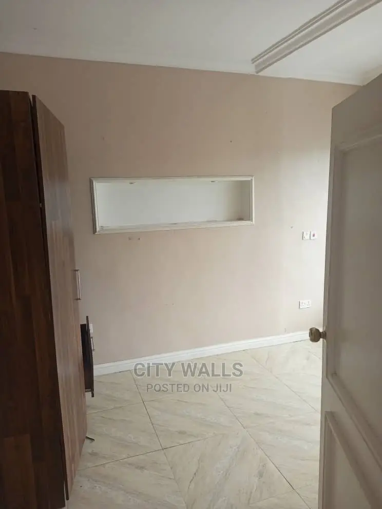 Mini Flat in Chevron for rent in Chevron