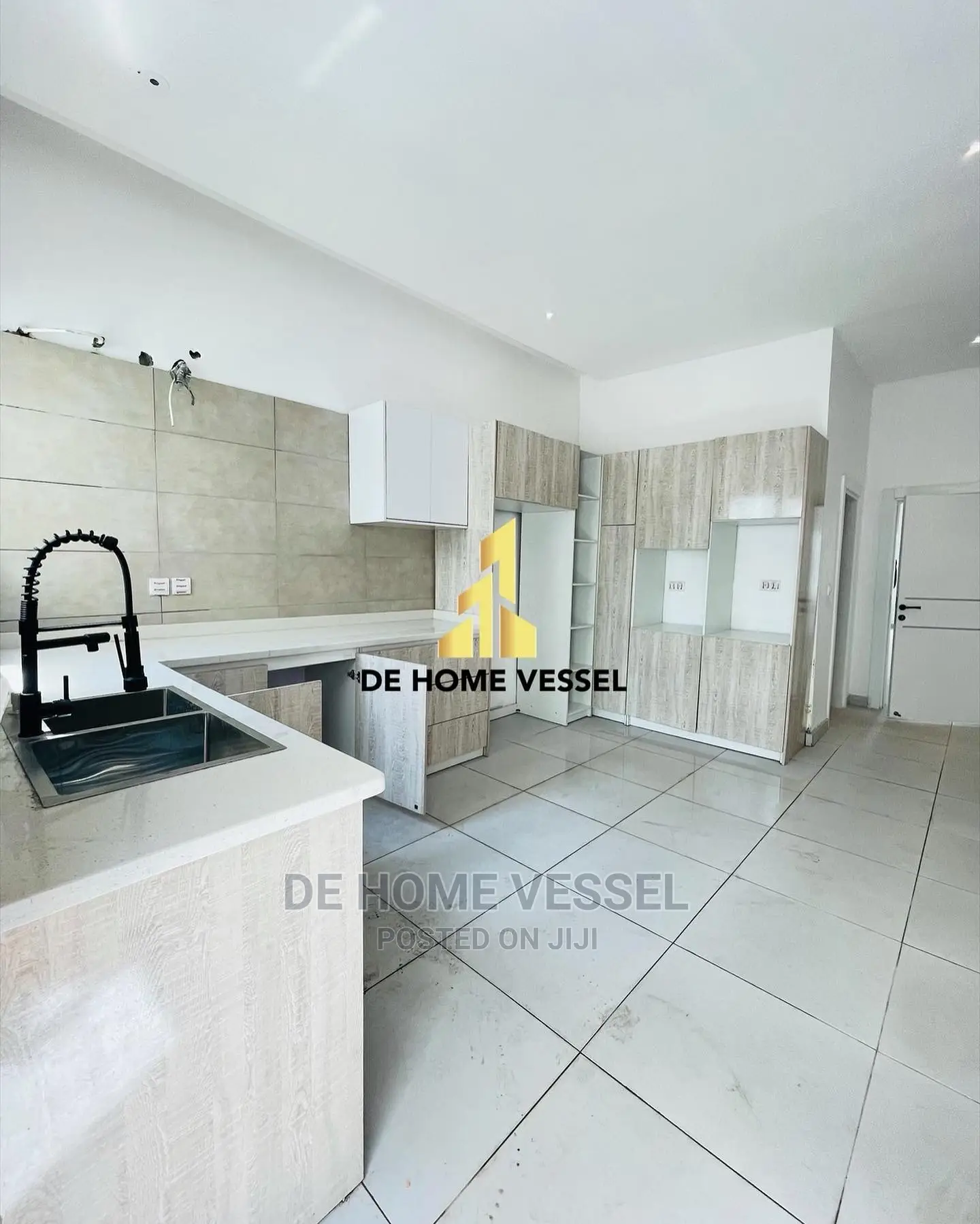 4bdrm Townhouse/Terrace in Chevron for Sale in Chevron