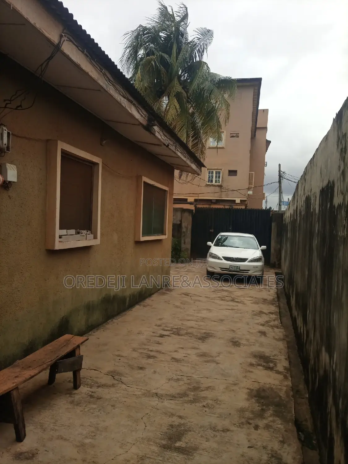 10bdrm Bungalow in Beautiful Close, Abesan for sale in Abesan