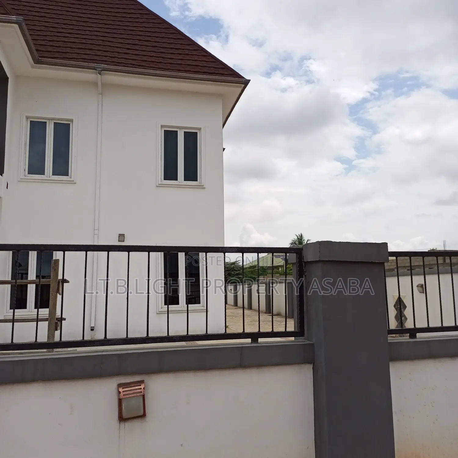 6bdrm Duplex in L.T B Light 🚨, Oshimili South for sale in Oshimili South