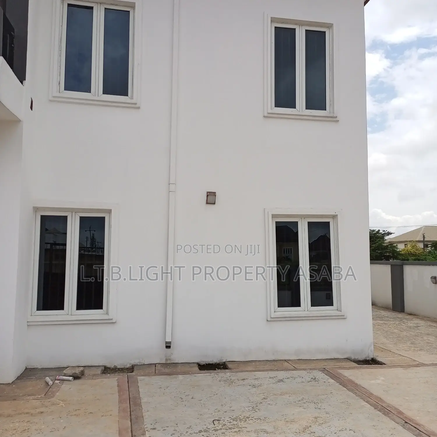 6bdrm Duplex in L.T B Light 🚨, Oshimili South for sale in Oshimili South