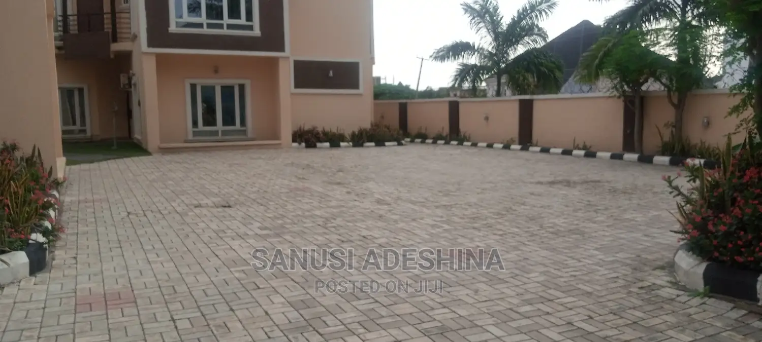 5bdrm Duplex in Gwarimpa Estate Fct, Gwarinpa for Sale in Gwarinpa