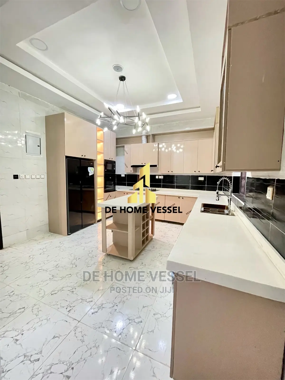 5bdrm Duplex in Chevron for Sale in Chevron