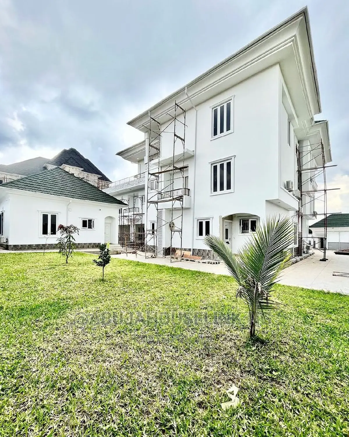 7bdrm Duplex in Guzape for sale in Guzape District