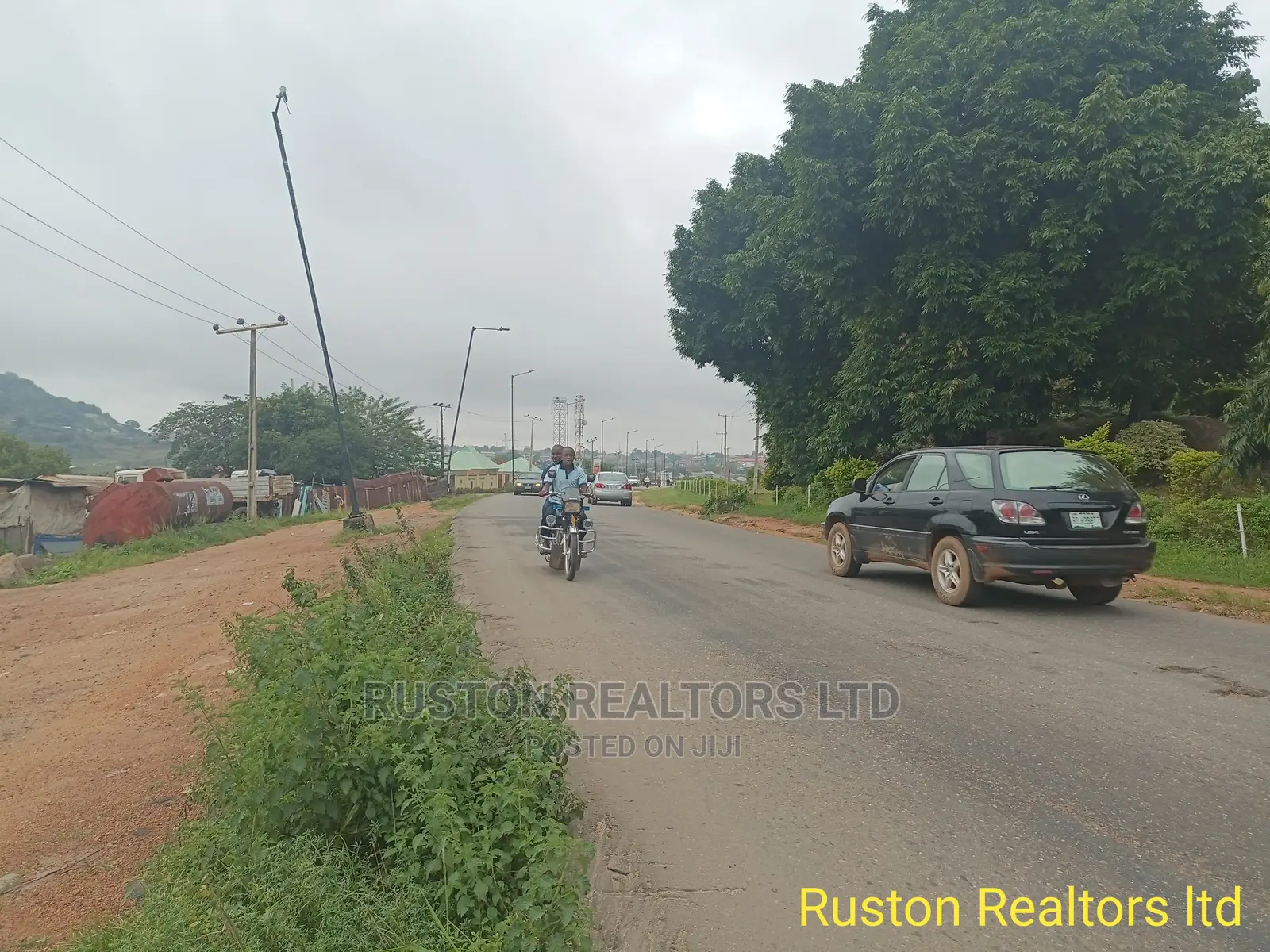 Land Measuring About 1,000sm in Moniya