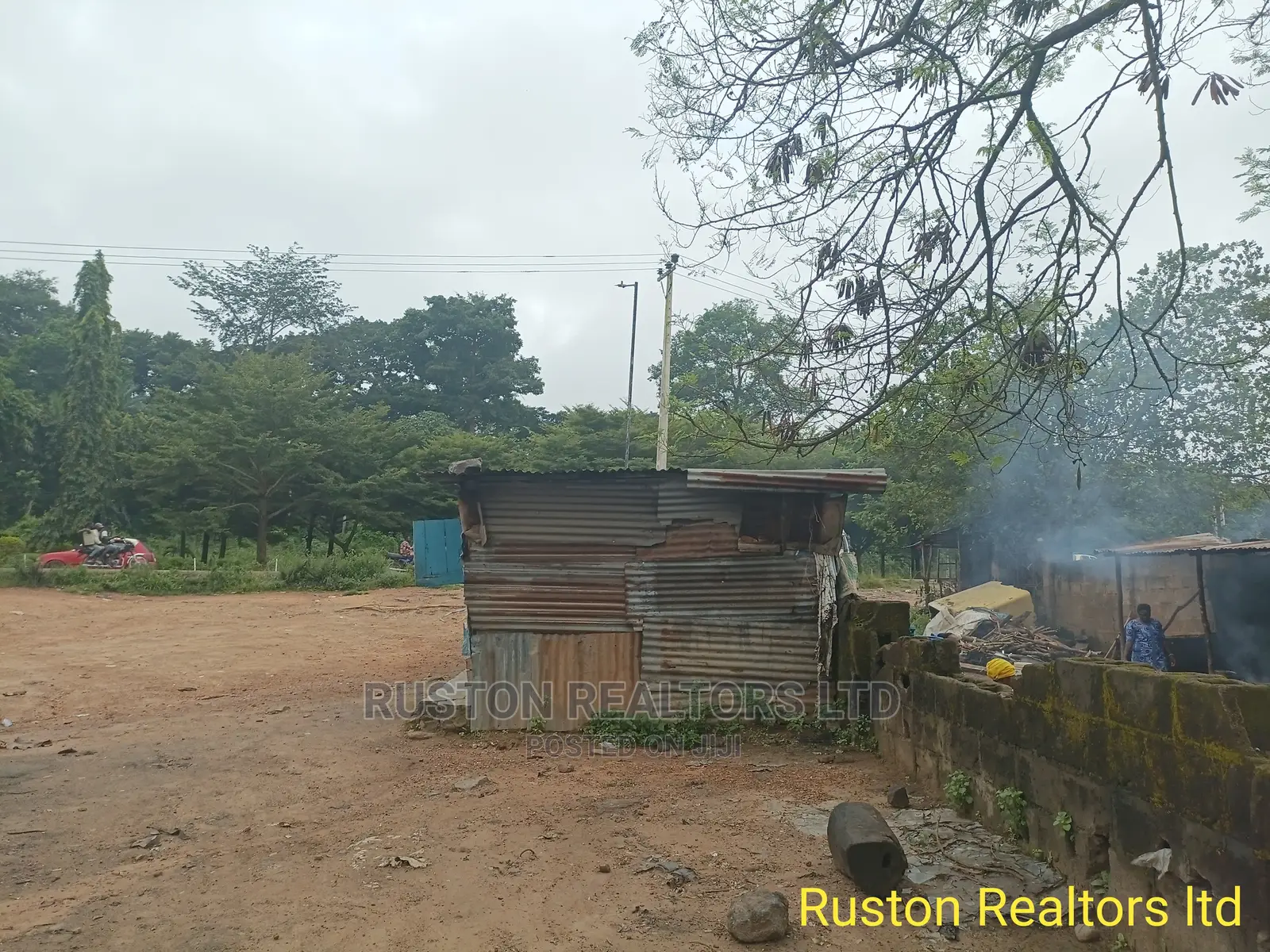 Land Measuring About 1,000sm in Moniya