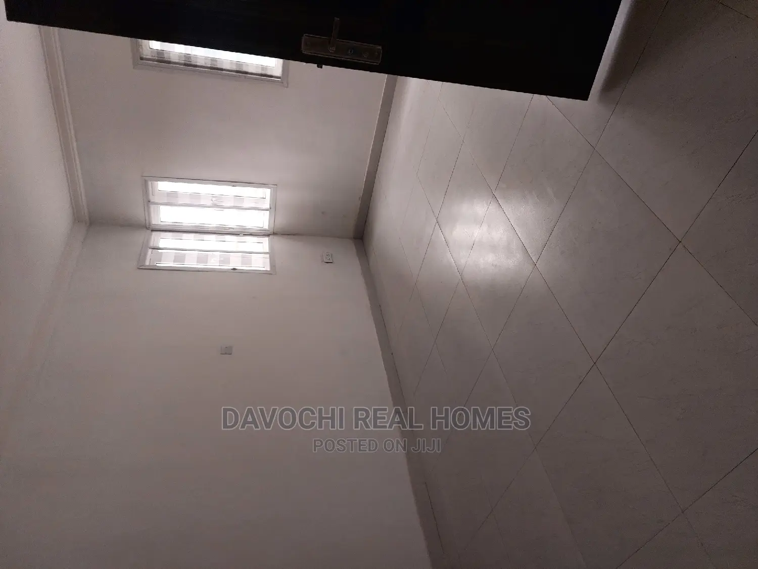 3bdrm Block of Flats in Orchid Road, Chevron for rent in Chevron
