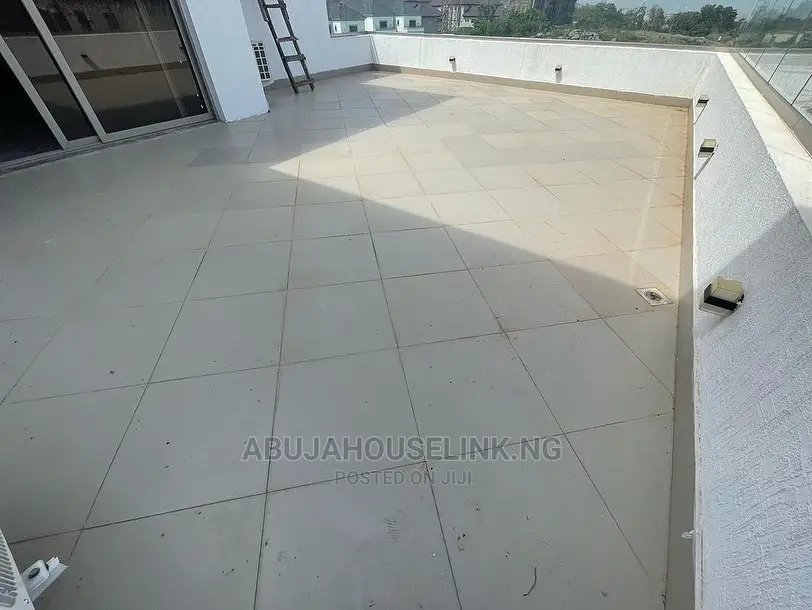 8bdrm Mansion in Guzape Abuja for sale in Guzape District