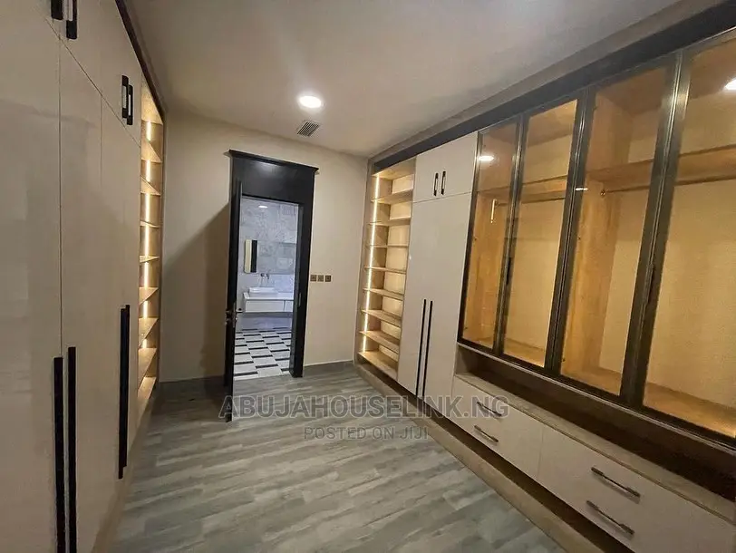 8bdrm Mansion in Guzape Abuja for sale in Guzape District