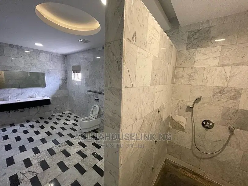 8bdrm Mansion in Guzape Abuja for sale in Guzape District