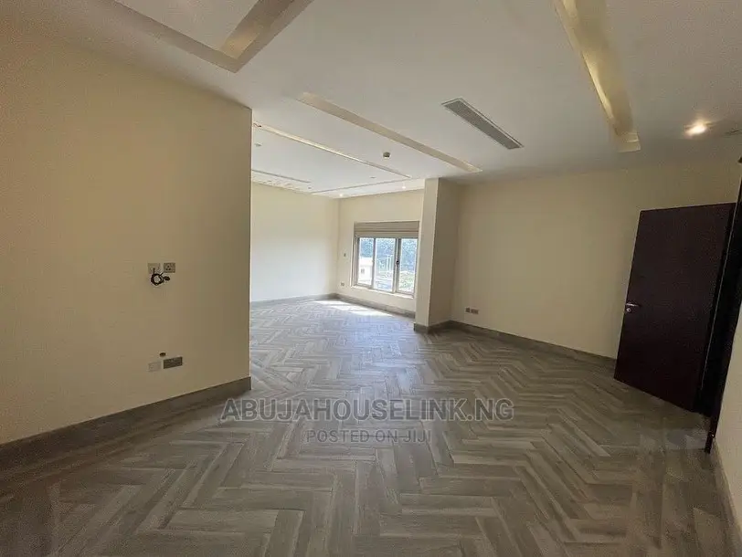 8bdrm Mansion in Guzape Abuja for sale in Guzape District