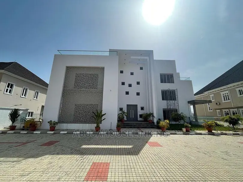 8bdrm Mansion in Guzape Abuja for sale in Guzape District