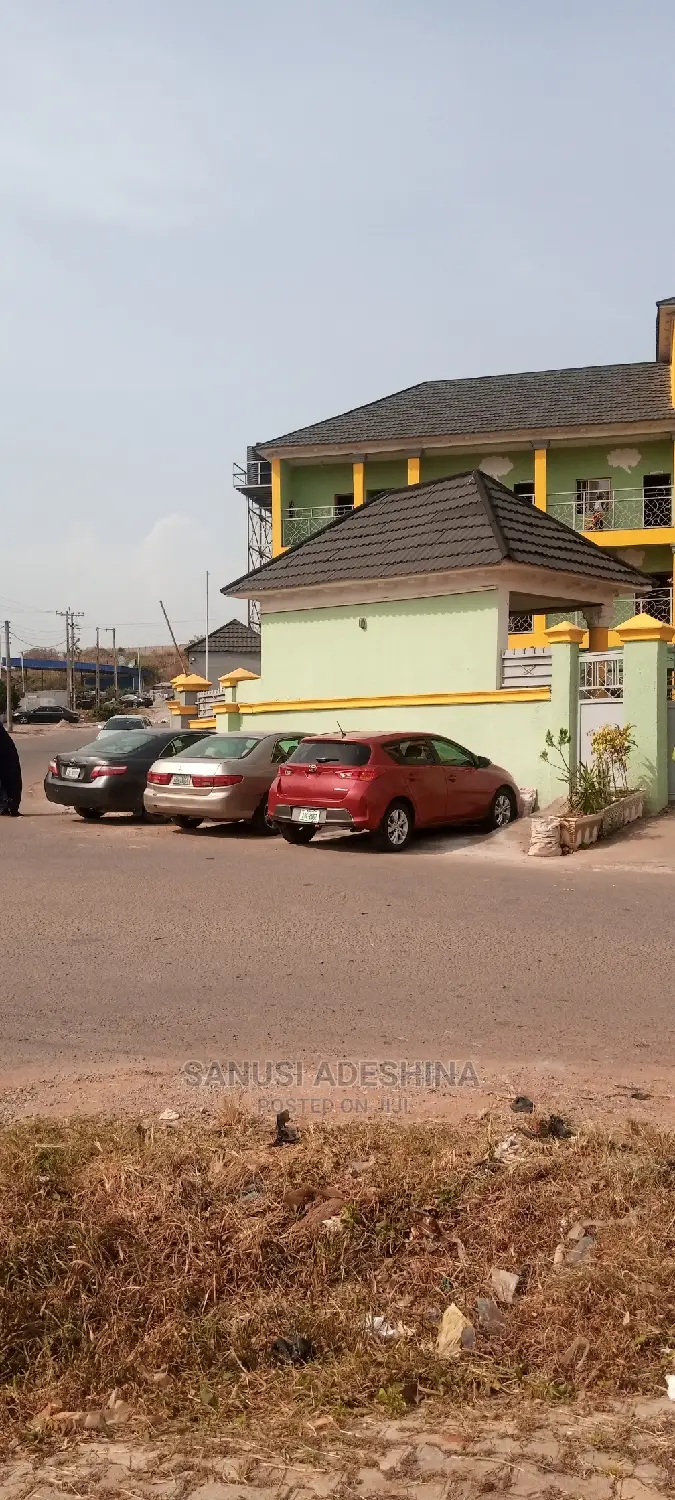 10bdrm House in Gwarimpa Estate Fct, Gwarinpa for Sale in Gwarinpa