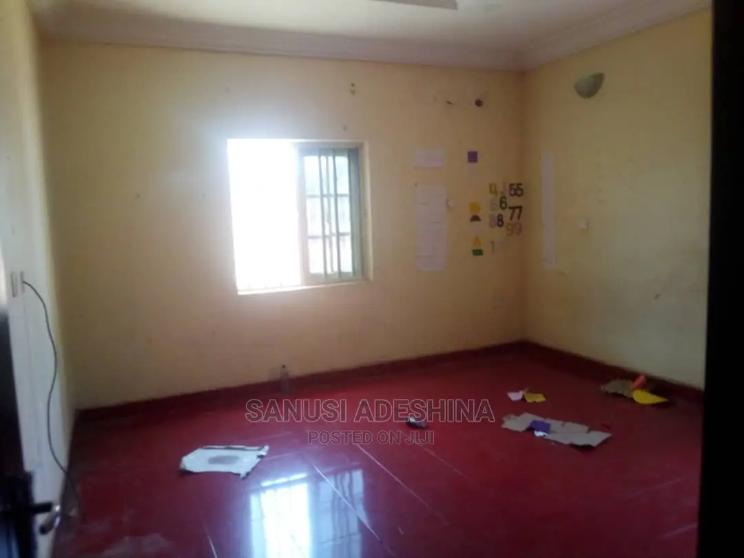 10bdrm House in Gwarimpa Estate Fct, Gwarinpa for Sale in Gwarinpa