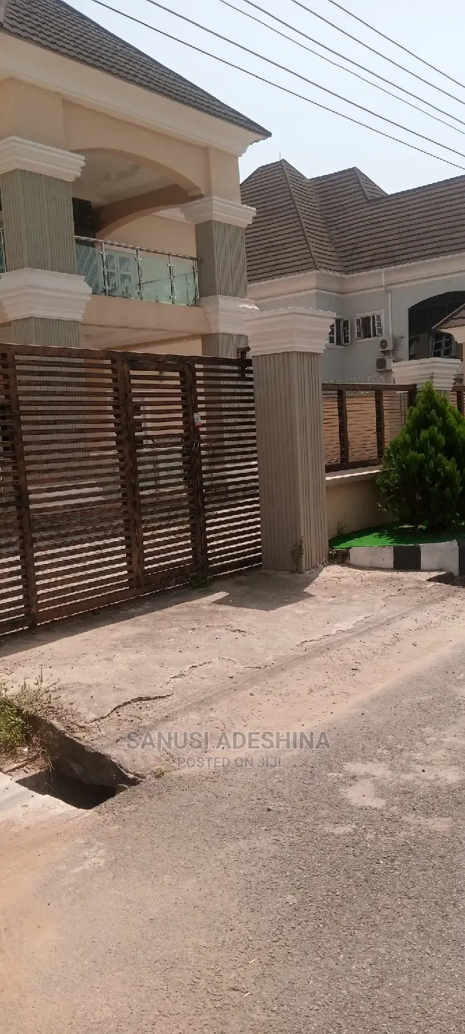 5bdrm Duplex in Mabglobal Estate Fct, Gwarinpa for sale in Gwarinpa