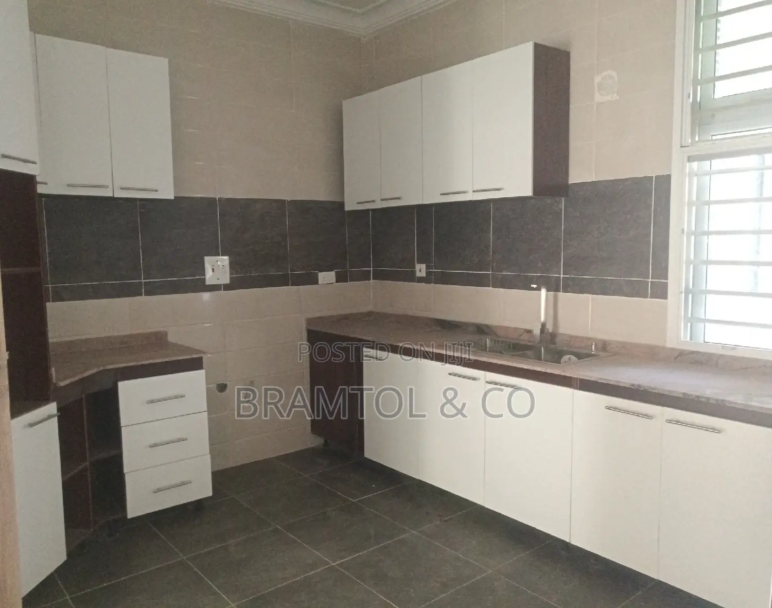 3bdrm Block of Flats in Plus Bq, Jahi for sale in Jahi