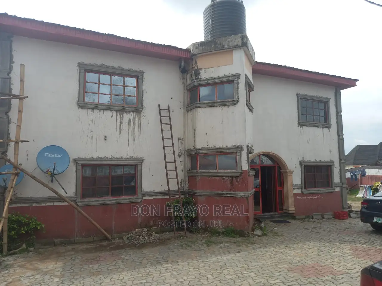 30 Rooms Self-Con Building Suitable for Hotel,Sch,Hosp 4sale in Old Bodija