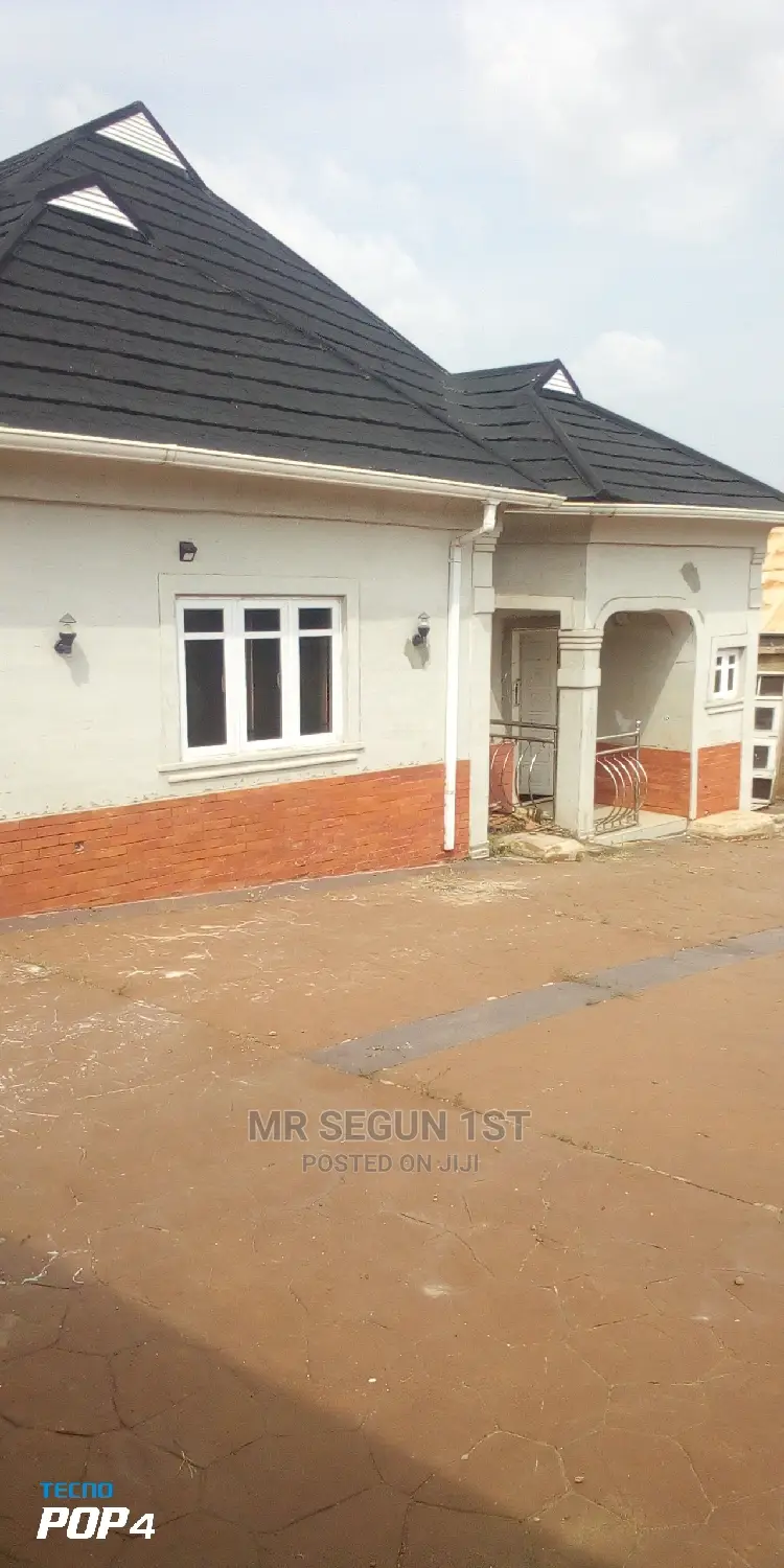4bdrm Bungalow in Ado Residential, Akala Express for sale in Akala Express