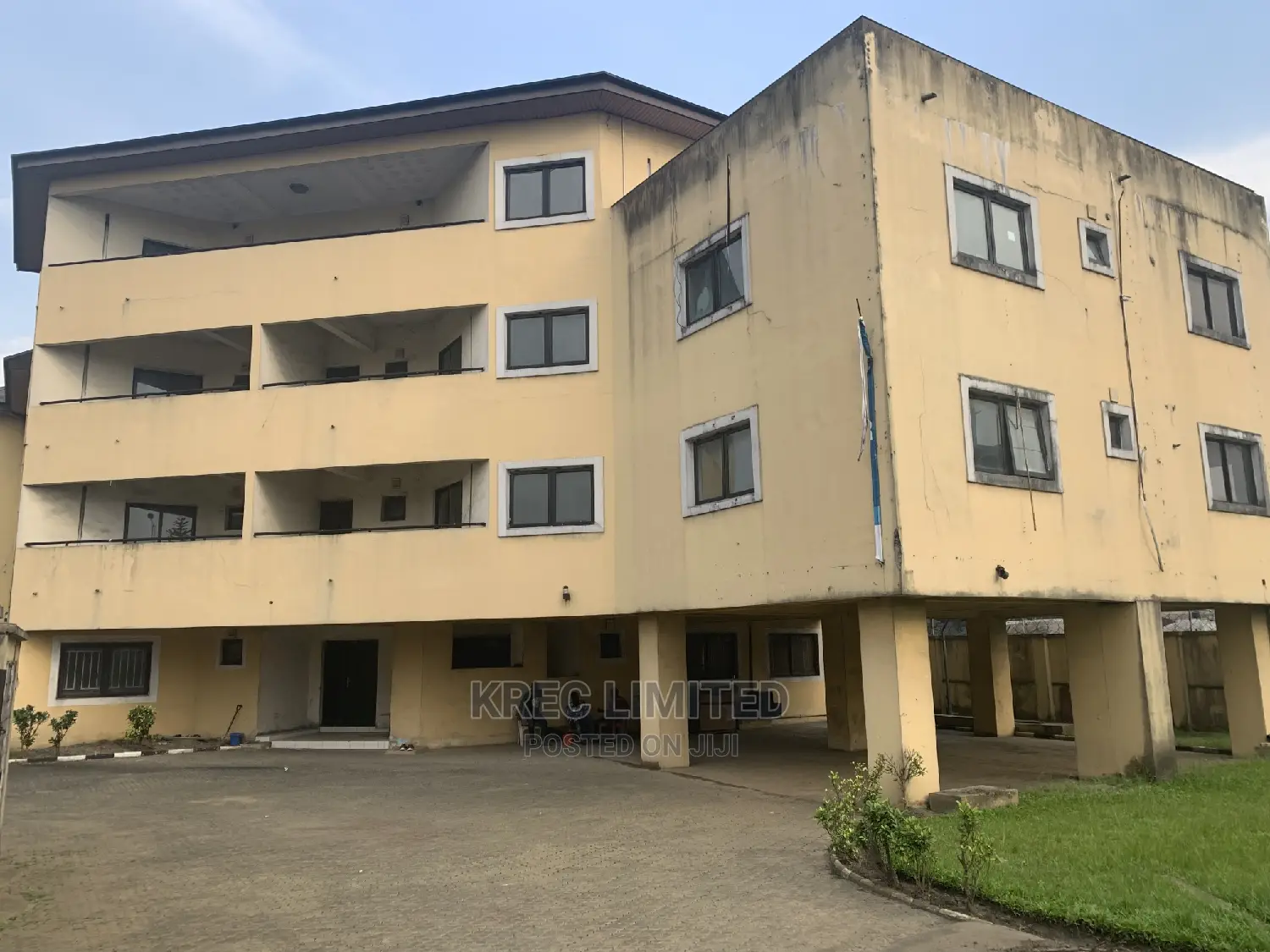 10bdrm Maisonette in Woji Junction Gra, Port-Harcourt for Sale in Port-Harcourt