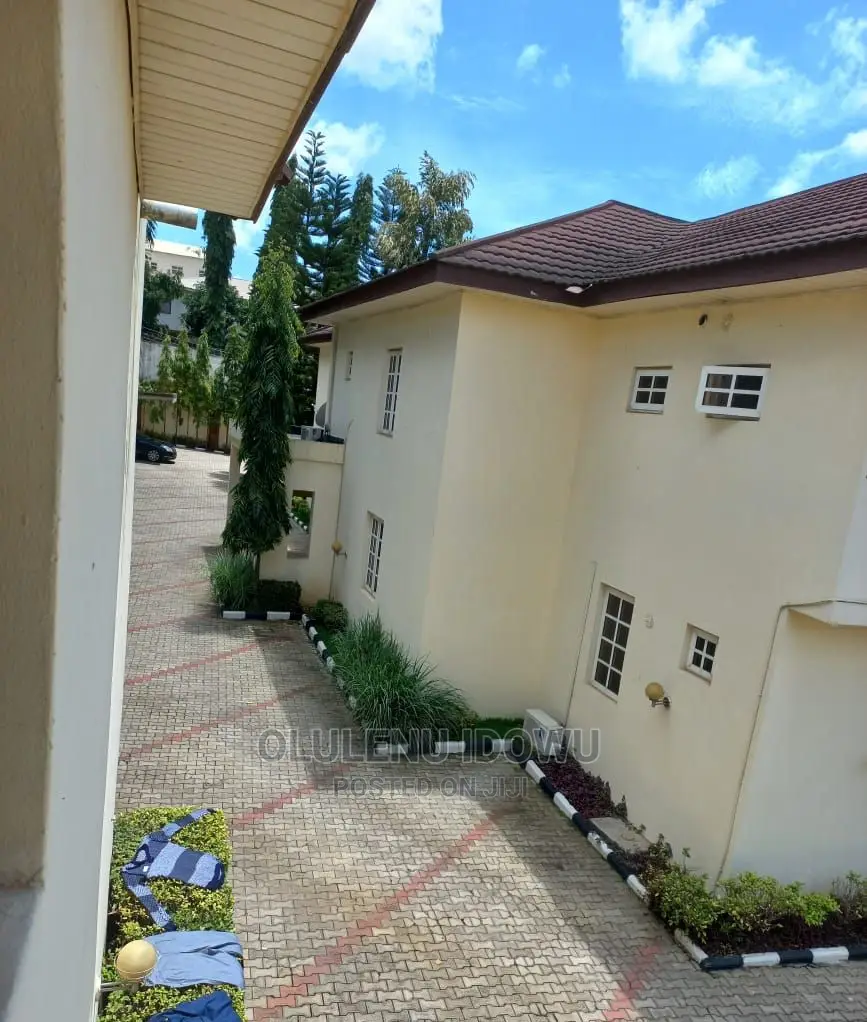 Furnished 5bdrm Duplex in Alimosho for Sale in Alimosho