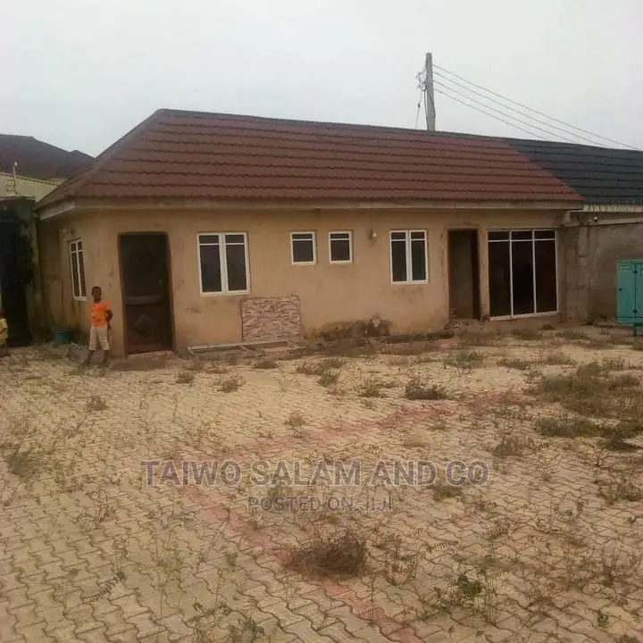 5bdrm Duplex in Akoto Estate for Sale in Oluyole Estate