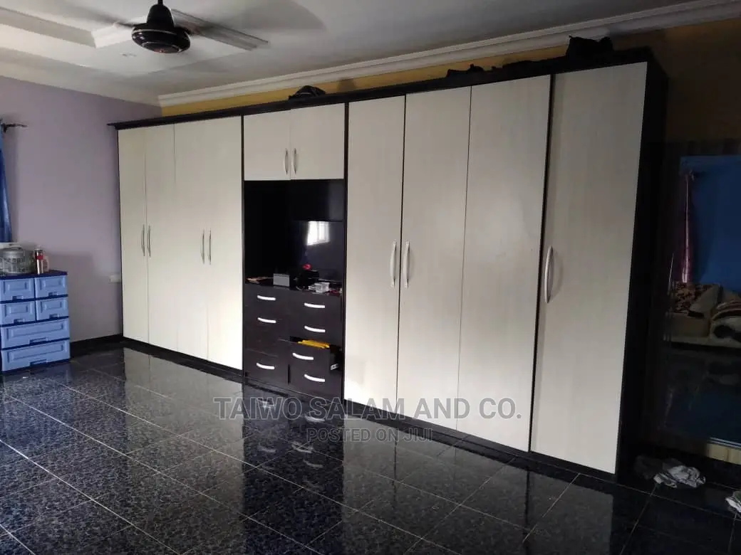 4bdrm Block of Flats in Ologuneru for Sale in Ologuneru