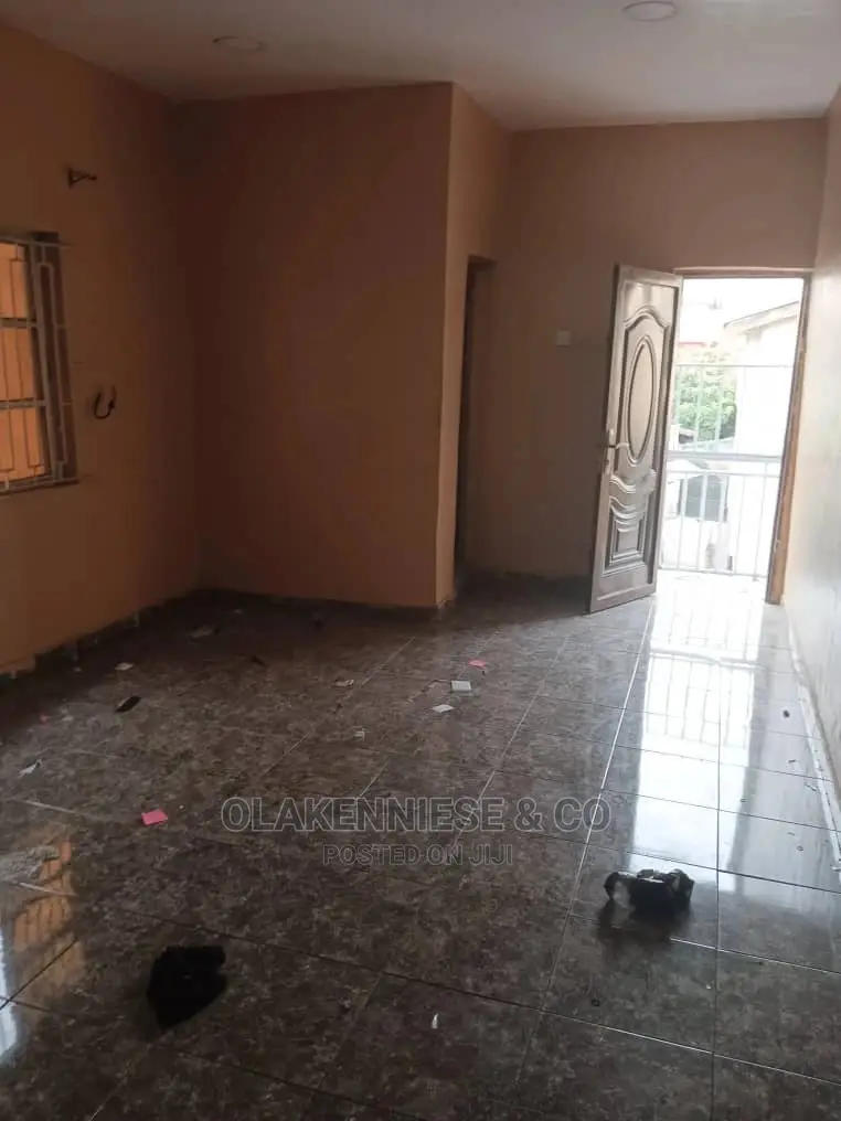 3bedroom Flat Upstairs in Ogunlana