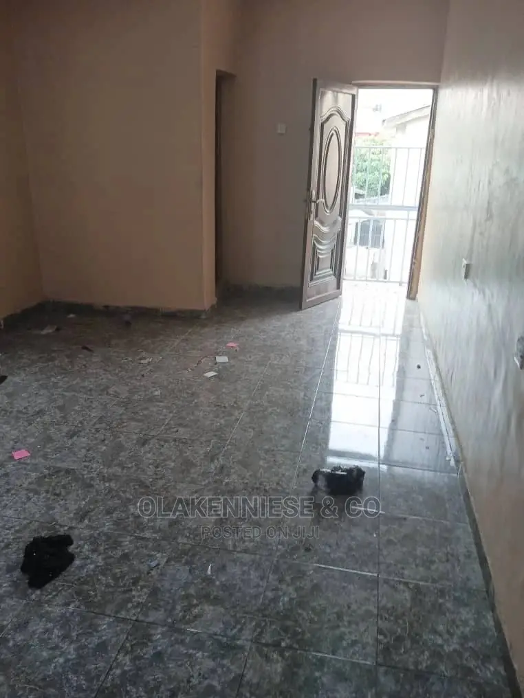 3bedroom Flat Upstairs in Ogunlana