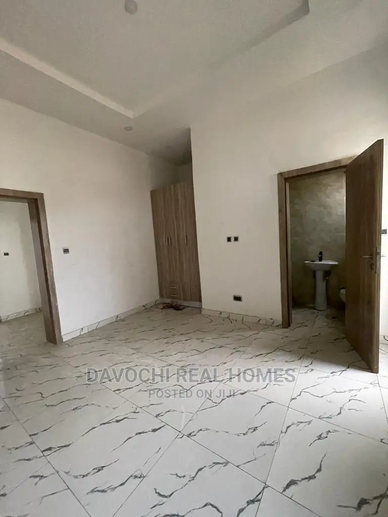 2bdrm Apartment in Abraham Adesanya, Lekki for rent in Lekki