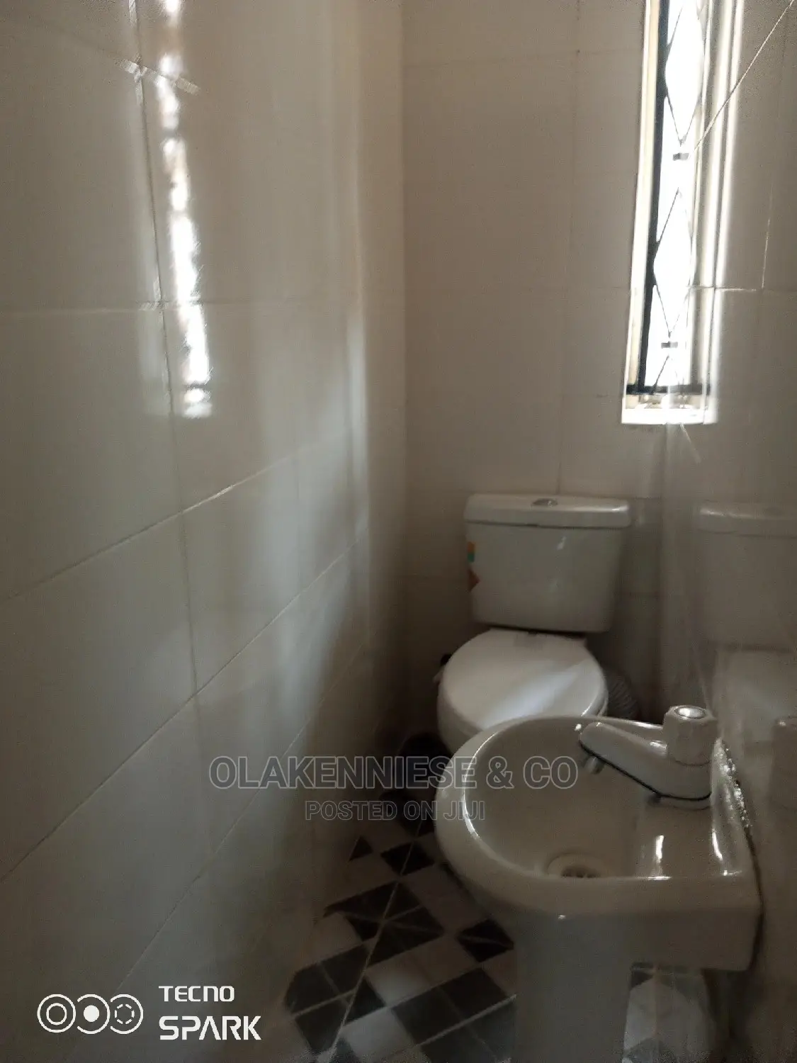 3bedroom Upstairs Office Space in Surulere