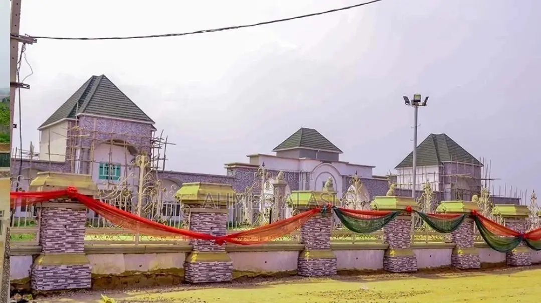 DISTRESS SALE !! Adron Phase 2 Extension Downtown Estate in Sagamu