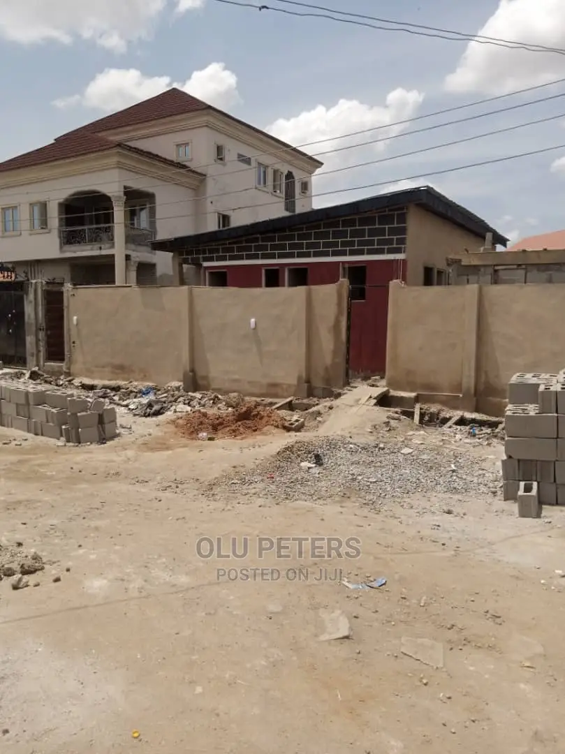 Studio Apartment in Oshinfolarin Yaba for sale in Yaba