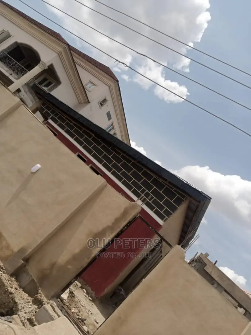 Studio Apartment in Oshinfolarin Yaba for sale in Yaba