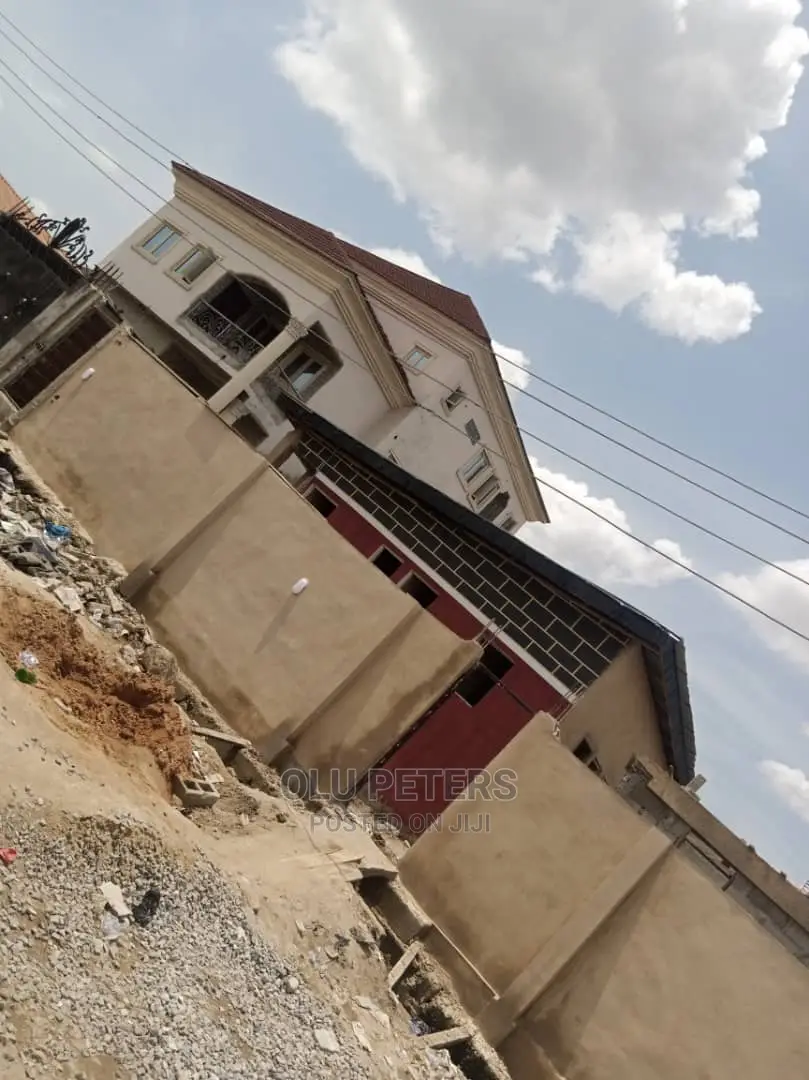 Studio Apartment in Oshinfolarin Yaba for sale in Yaba
