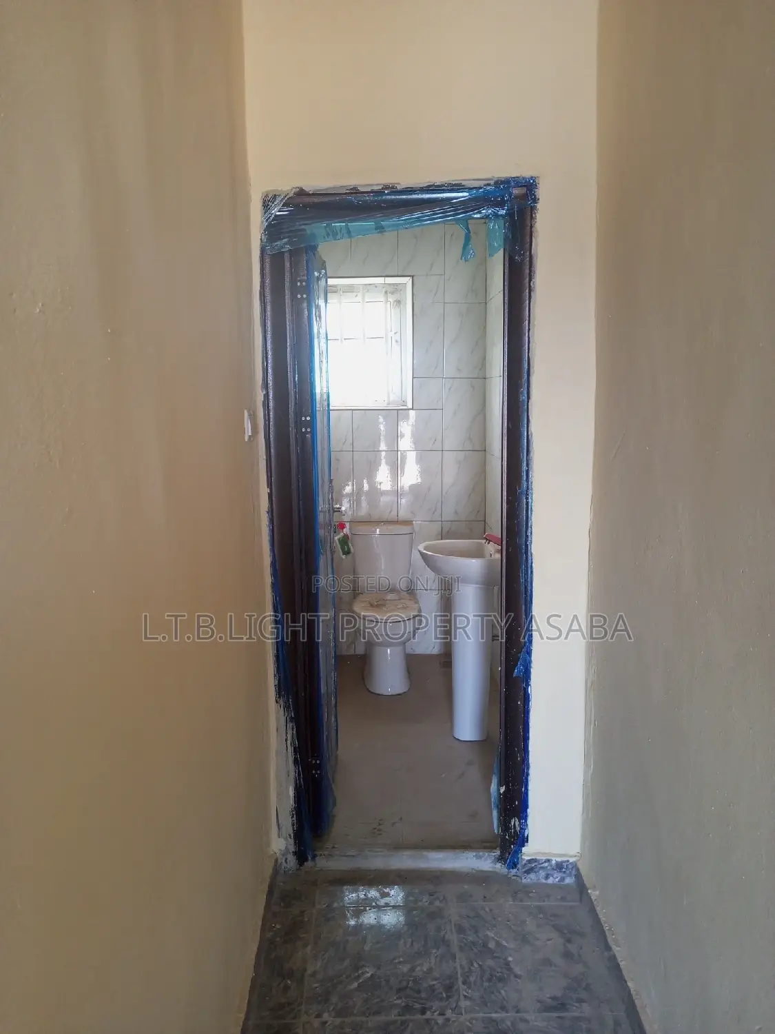 1bdrm Block of Flats in L.T.B Light, Oshimili North for rent in Oshimili North