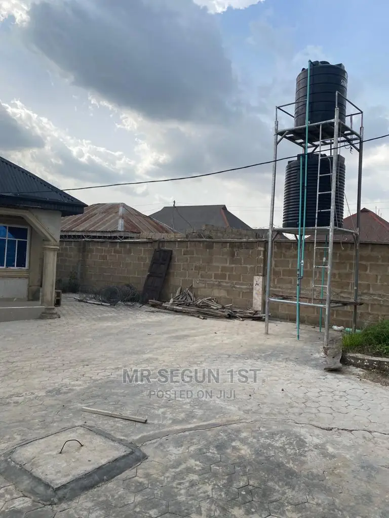 3bdrm Bungalow in Olosan Estate, Akala Express for sale in Akala Express