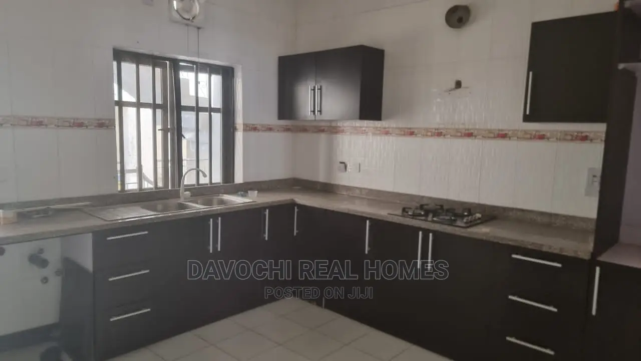 3bdrm Apartment in Orchid Road, Lekki for rent in Lekki