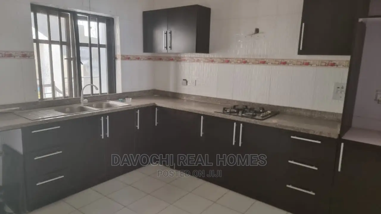 3bdrm Apartment in Orchid Road, Lekki for rent in Lekki