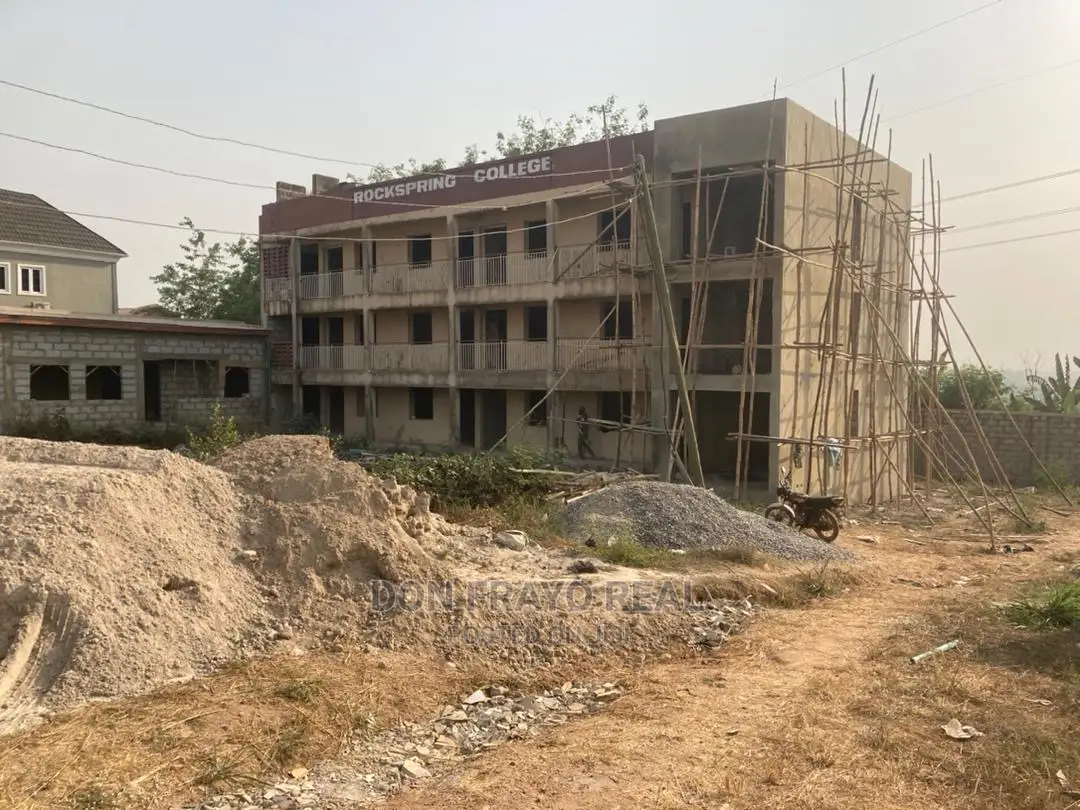 16 Rooms Building on 1241 SQM Land in Idihshin Jericho Gra, Ibadan in Jericho