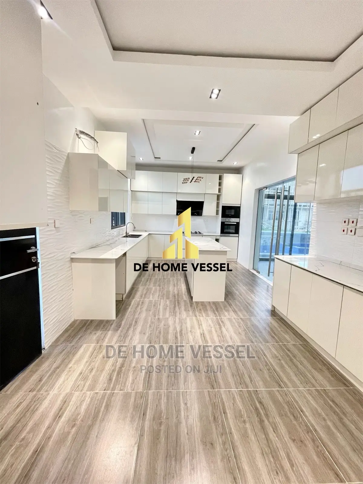 5bdrm Duplex in Chevron for Sale in Chevron