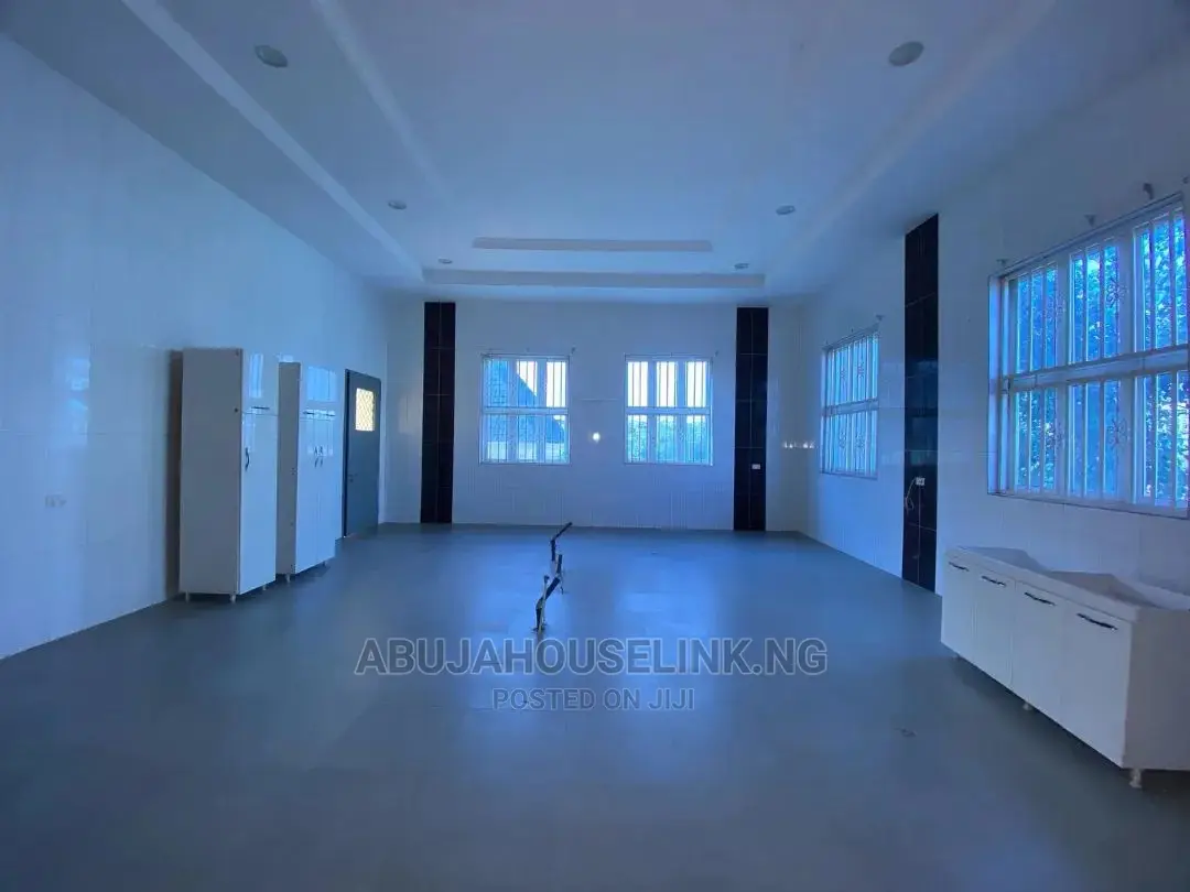8bdrm Mansion in Guzape Abuja for sale in Guzape District