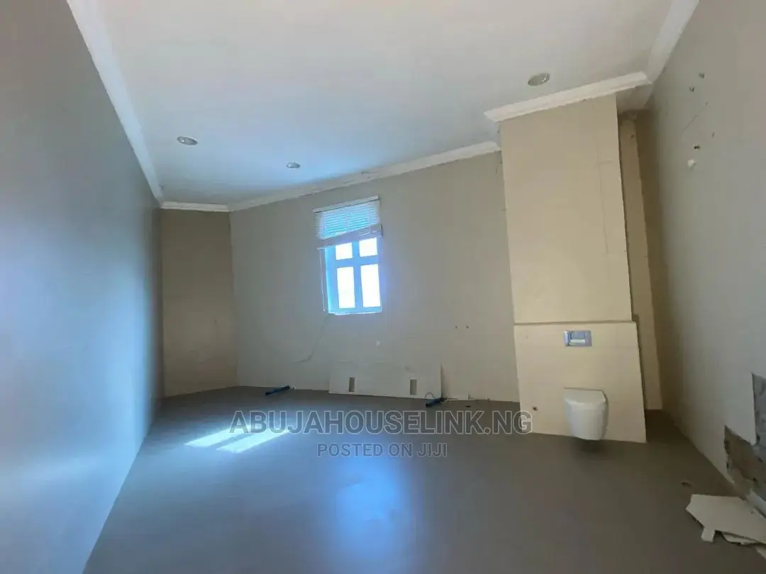 8bdrm Mansion in Guzape Abuja for sale in Guzape District