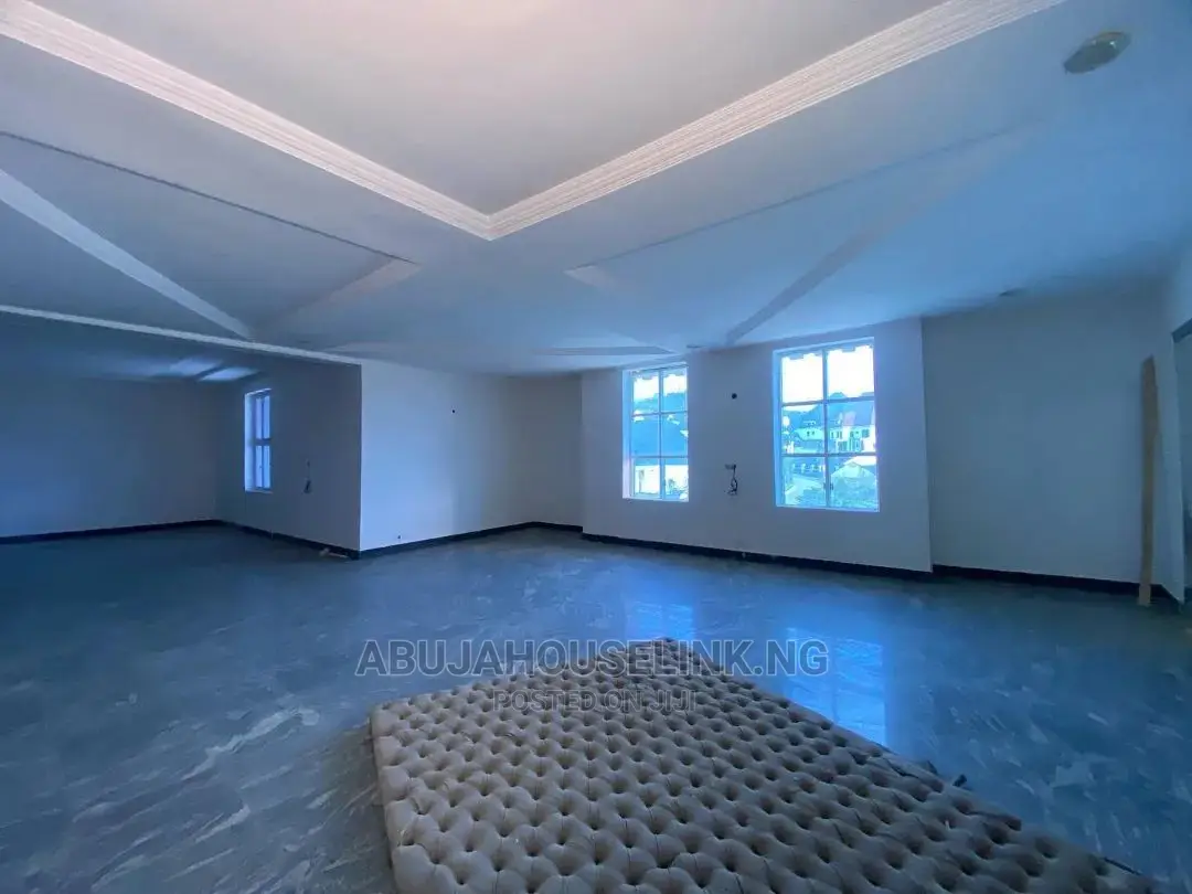8bdrm Mansion in Guzape Abuja for sale in Guzape District
