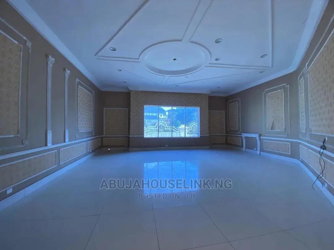 8bdrm Mansion in Guzape Abuja for sale in Guzape District