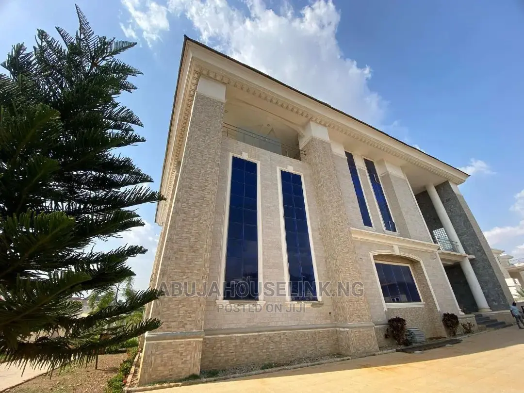 8bdrm Mansion in Guzape Abuja for sale in Guzape District