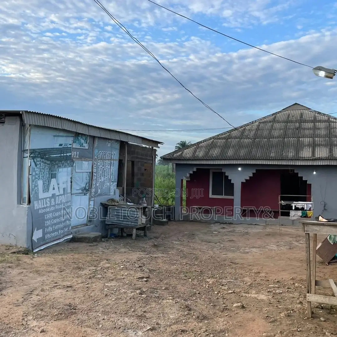 10bdrm Bungalow in Ifo Ogun State for sale in Ifo