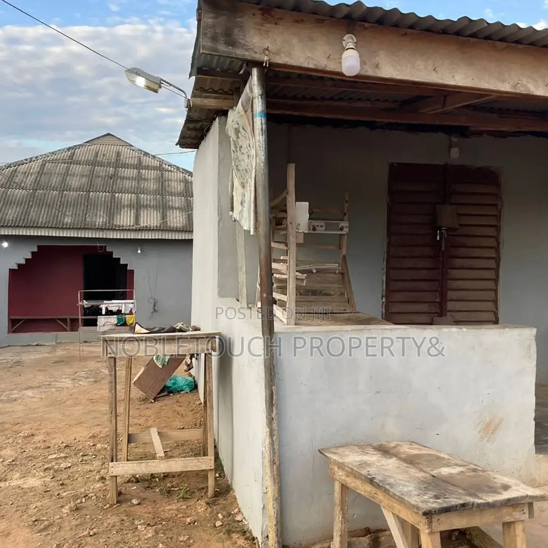 10bdrm Bungalow in Ifo Ogun State for sale in Ifo
